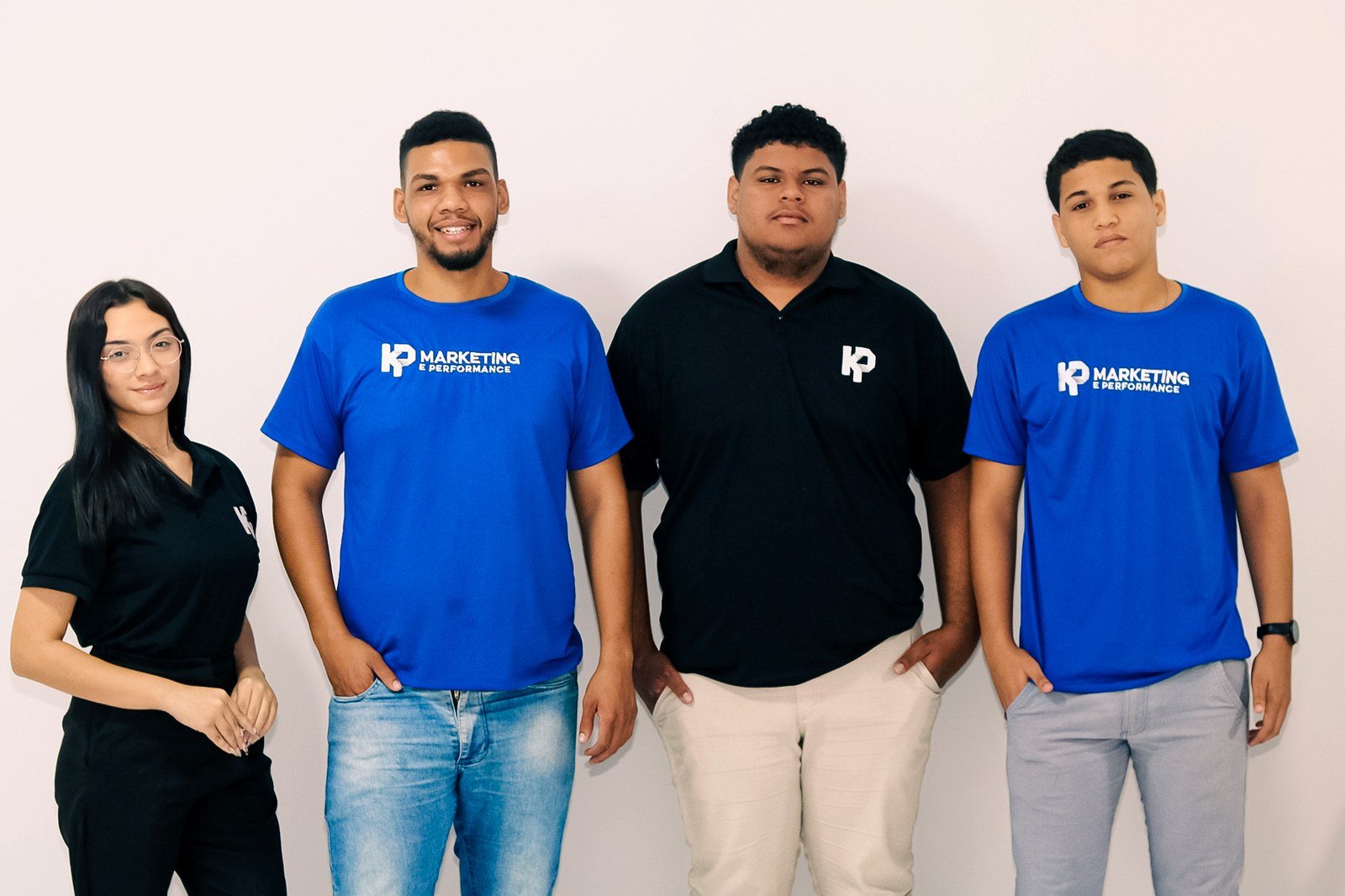 Equipe da KP Marketing e Performance, vestindo camisetas com a logo da marca